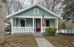 Charming Downtown Bungalow I Explore-Shop-Eat